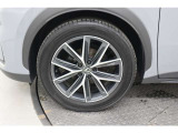 225/55R18タイヤを装備