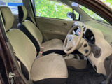 前席は明るい色合いのシートで、乗り込んだ際にすっきりとした印象です。運転席から前方を見渡しやすく、助手席の方も落ち着いて過ごせる空間が広がります。