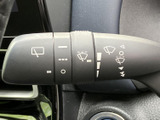 手元にスイッチを配置したステアリングで、運転姿勢を保ちながら各種機能にアクセスしやすい設計です。メーターや周辺の表示と合わせて、運転時の確認もスムーズです。