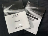メンテナンスノート、取扱説明書ですね。 車の情報が凝縮されています。 車の整備記録が記載されている大事な物ですよ。
