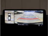 【360&deg;ビュー・モニター】クルマを真上から見たような俯瞰(ふかん)映像や助手席側のサイド映像など、視点を切り替えて表示。さまざまなアングルで視界をサポートします。