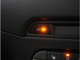 【ステアリングヒーター】ハンドルの左右のグリップ部分を温めることができます。寒い日の運転も安心です。