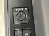 ドアミラーはオート格納機能付き。降車時にドアロックするとドアミラーが自動でたたみ、ドアロックを解除すると自動で開きます。