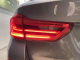 安心のBMW認定中古車は100項目の箇所を徹底的にチェック致します。機械的な箇所や電気系、コンピューターなどをご納車前に点検し、交換基準に達した部品は全て新品に修理返品した後にご納車致します。
