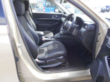 体が沈み込まないちょうどいい固さのシートなので、長時間の運転も疲れづらいんですよ♪足元もすっきりと広いです!