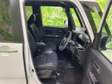 運転席まわりは視界が広く、前方や側方を確認しやすいレイアウト。シートや足元にもゆとりが感じられ、乗り込んだときに落ち着いて過ごせる空間です。