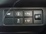 パワーテールゲートの開閉、横滑りを防ぐVSA等のスイッチ類は運転席の右側、手の届きやすい位置にあります。