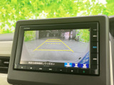 後方の様子を画面で確認でき、駐車時の周囲確認をサポートします。ガイド表示も備わり、駐車スペースに合わせて位置を把握したい場面で役立つ装備です。