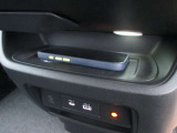 Qi規格対応スマートフォンのワイヤレス充電器装備です。お手軽に充電ができます