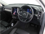 インストルメントパネルは僅かに運転席側へと傾けられているほか、余計なスイッチ類を可能な限り排し、運転に集中しやすい環境を造り出しています。