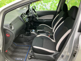左右の前席に明るいアクセントを配したシートが並び、車内をすっきりと見せています。運転席から前方や周囲を見渡しやすく、助手席の方もゆったり過ごせる前席空間です。