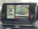 車を真上から見ているように、周囲の状況を把握しながら安心して駐車が行えるアラウンドビューモニター装備!