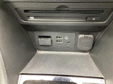 USB接続は、シフト前方にあります。