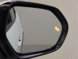 隣車線を走る車両をレーダーで検知し、ドアミラーでは確認しにくい後側方エリアに存在する車両に加え、急接近してくる車両も検知します。車両を検知するとドアミラーに搭載されたLEDインジケーターが点灯します。