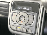 【オートエアコン】一度お好みの温度に設定すれば、車内の温度を検知し風量や温度を自動で調整。暑い&hellip;寒い&hellip;と何度もスイッチ操作をする必要はありません。快適な車内空間には必須の機能ですね♪