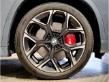【BMWアロイホイル】軽量かつ強度に拘ったアロイホイル。走行性能ポテンシャルを引き出す設計。車の足元を引き締めてくれる大きなポイントはアロイホイルです。