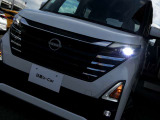 アダプティブLEDヘッドライトシステムは、照射パターンを変化させて対向車や先行車が眩しくならないようにハイビームをキープすることで、良好な視界を確保します。