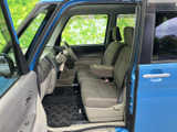 開口部が広く、運転席への乗り降りをスムーズに行える室内空間です。明るい内装色と大きな窓で周囲を見渡しやすく、座面や足元にもゆとりがあり、日常使いにもなじみます。