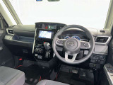 運転席まわりです。 各操作スイッチは使いやすい位置に配置されてます。