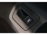 運転席からトランクゲートを開けることも可能です。