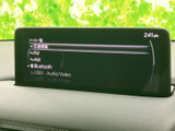 画面には交通情報やFM・AM、Bluetoothなどのソース一覧が表示されています。使いたい音源を画面上で確認でき、日常の移動中も選びやすい構成です。