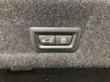オートマチック・テールゲート・オペレーション  電動オープン、クローズ機能を備えたテールゲートはリモートコントロールキーのボタンの操作、テールゲートのボタンにより開閉が可能です。