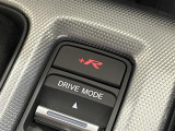 【ドライブモードセレクト】ドライブケースにより、INDIVIDUAL、SPORT、COMFORT、そして+Rの4つの走行モードを切り替えることができるスイッチです。