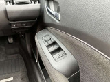 運転席側のドア部。こちらのスイッチでドアミラーの角度調整やパワーウィンドーの操作が可能になります。