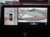アラウンドビューモニター(車両を上から見たように表示)装着で車庫入れをサポート
