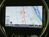 現在地周辺の道路や施設名が地図上に表示され、位置関係を目で確かめながら目的地へ向かえます。縮尺やメニューも画面内で確認でき、初めての場所へのお出かけにも役立ちます。
