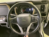 手元に複数のスイッチがまとまり、運転中も視線を大きく外さず操作しやすい配置です。メーターも正面に見渡せ、毎日の移動をサポートする実用的な運転席まわりです。