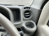 ペットボトルも置ける運転席ドリンクホルダー。エアコンの風で飲み物が適温に保たれます。