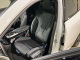 ヴァーネスカレザーシート・シートヒーティング。ヴァーネスカレザーは多くのBMWモデルで採用されているレザーでシボが細かく柔らかい印象のレザー。高級感、機能性、耐久性を備えています。