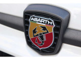 サソリをモチーフにしたABARTHエンブレム。ひと目でアバルトと分かる、象徴的なデザインです