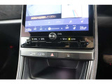 運転・助手席で独立した温度設定のできる、オートエアーコンディショナー。花粉除去機能、ナノイオン発生機能を装備し、室内を快適な環境に保ちます。