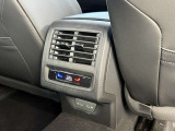 運転席/助手席/後席で個別に温度調整が可能な3ゾーンフルオートエアコン。乗る人それぞれに快適な空調を提供します。