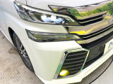 【LEDヘッドライト】悪天候や夜間走行時も良好な視界を確保し安心して運転できる高輝度LEDヘッドライトを装備!点灯速度が早く、消費電力も抑えられています。