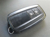 スマートキーはかばんやポケットに入れておけば、ドアのロックアンロックやエンジンの始動が出来ます!