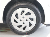 純正ホイール。デザインが素敵ですね。お車全体のイメージ変わりますね。タイヤサイズは 185/60R15 です。