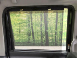 【ロールシェード】日差しや車外からの光が眩しいときにサッと引き出して使える、ロール格納タイプのサンシェードを装備。後席に乗ったお子様がウトウトしだした時など、ぜひご活用ください♪