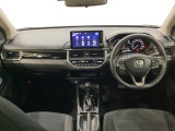 車内は光触媒抗菌消臭施工済です。スタイリッシュなデザインでスポーティなインパネ周りを演出します。グローブボックスやカップホルダーのほかにトレーなどたくさんの収納スペースが付いています。