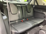 3列目にも左右それぞれにシートを備え、乗車人数に合わせて活用できる室内空間です。窓から外の様子を確認でき、後席に座る方も落ち着いて過ごせるよう、シートやベルトが配置されています。