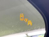 【ブラインドスポットモニター】走行中、ドアミラーの死角になりやすい箇所に後続車が接近するとサイドミラーのレンズに警告を表示!ドライバーに注意喚起をしてくれます。