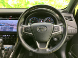 ステアリング上に複数のスイッチを配し、運転姿勢を保ちながら手元で各種設定を行いやすい構成です。メーター類も前方にまとまり、運転中に必要な情報を確認しやすくなっています。