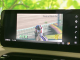 停車中にテレビ映像を楽しめる画面を備えています。映像が見やすく表示され、休憩中のひとときや待ち時間を過ごす際にも活用できる便利な装備です。