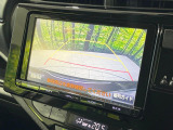 【バックカメラ】駐車時に後方がリアルタイム映像で確認できます。大型商業施設や立体駐車場での駐車時や、夜間のバック時に大活躍!運転スキルに関わらず、今や必須となった装備のひとつです!