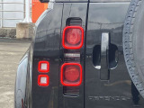 【LEDテールライト】後方車からの視認性も良く、誰が見てもDEFENDERだと一目でわかるデザインに仕上がっています。
