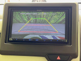 【バックカメラ】駐車時に後方がリアルタイム映像で確認できます。大型商業施設や立体駐車場での駐車時や、夜間のバック時に大活躍!運転スキルに関わらず、今や必須となった装備のひとつです!