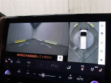 車両を上から見たような映像をナビ画面に表示するパノラミックビューモニター(床下透過表示機能付)搭載。運転席からの目視だけでは見にくい、車両周辺の状況をリアルタイムで確認できます。