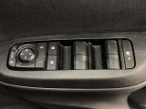 パワーウィンドは今や当たり前の機能ですが、無いと困る機能です。運転席からの操作で、全席の窓を振るオープンにしたり、フルクローズが可能です。